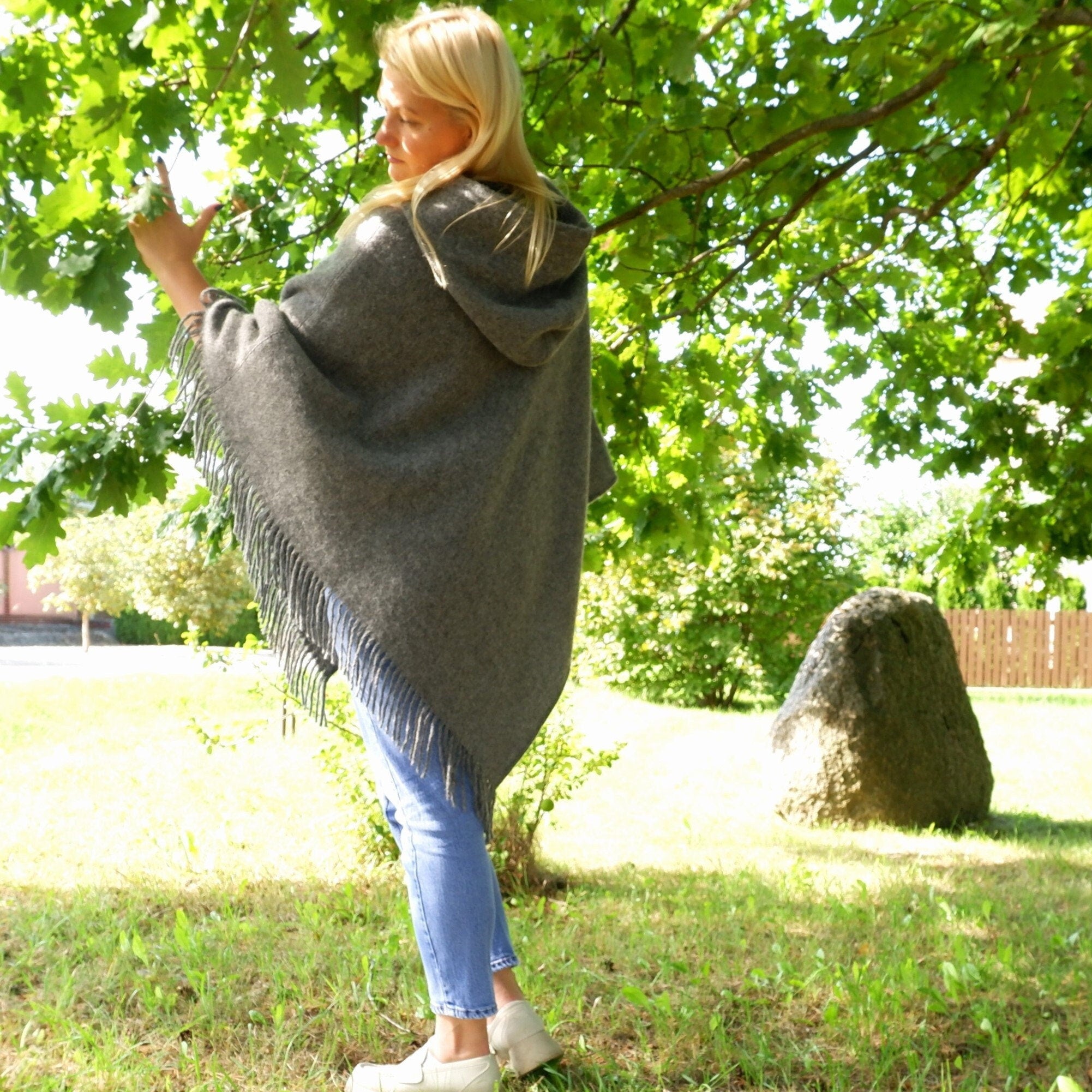 Wool Blanket Poncho Kiruna – Hooded Wool Cape with Fringes, Soft Warm Grey Ruana