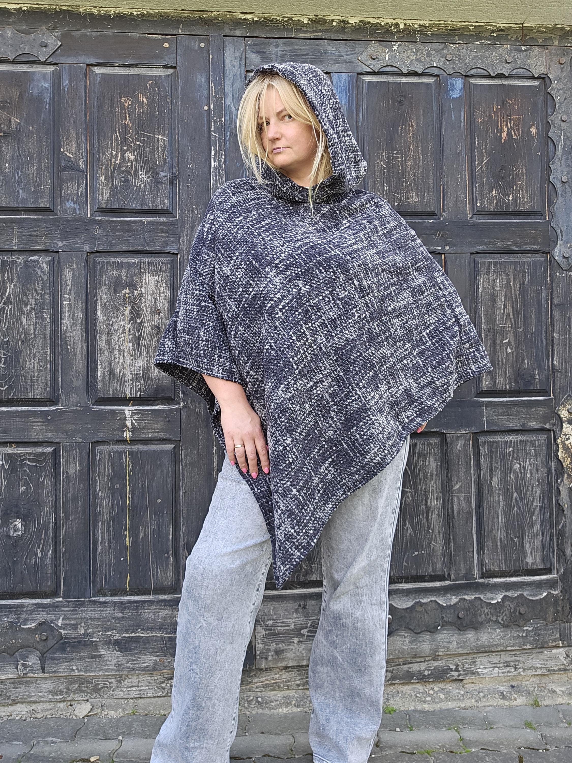 wool blanket poncho with hood - Kiruna - Gray hooded cape ruana - Comfortable wool cape for outdoor - In2Nord