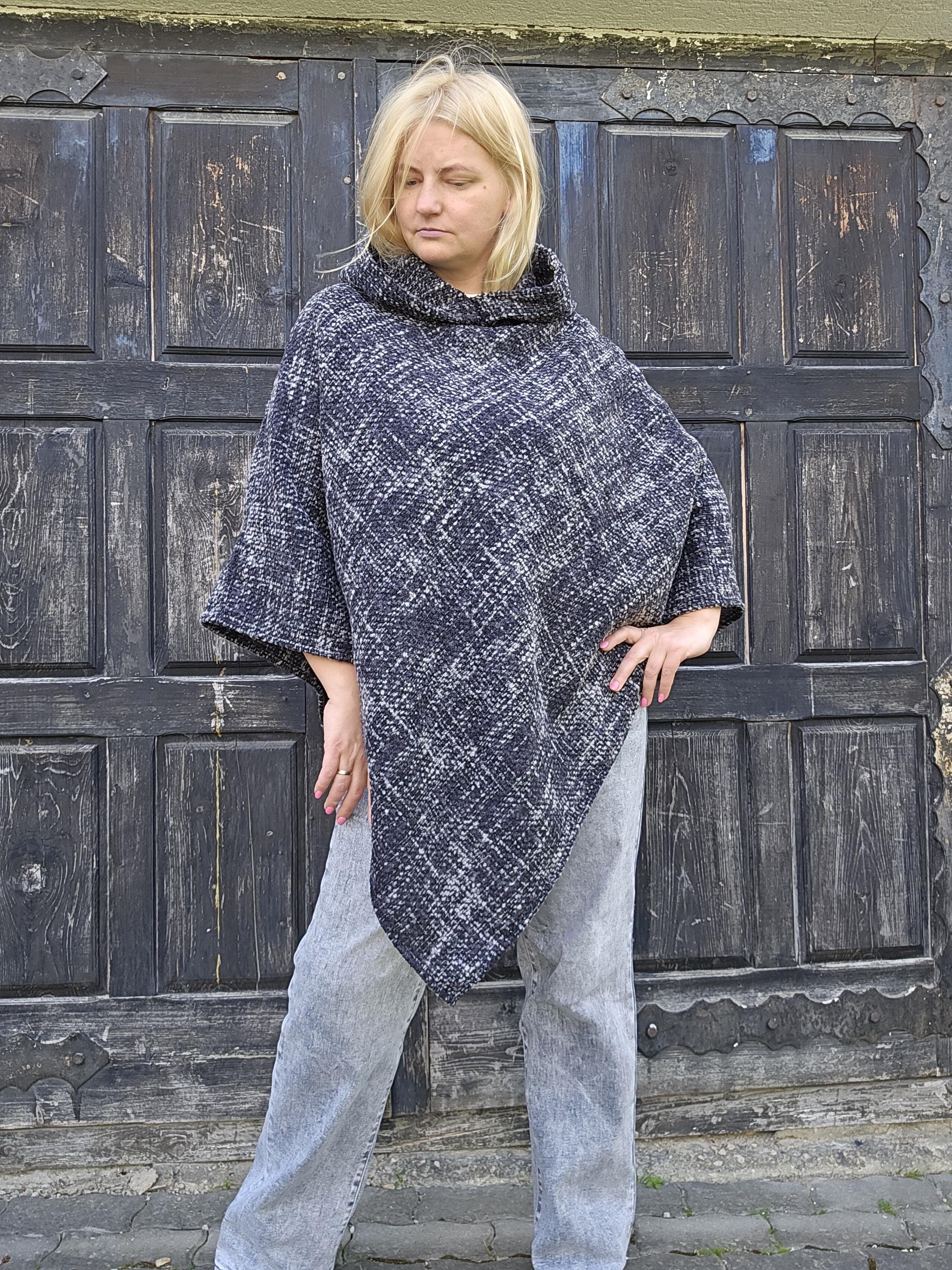 wool blanket poncho with hood - Kiruna - Gray hooded cape ruana - Comfortable wool cape for outdoor - In2Nord