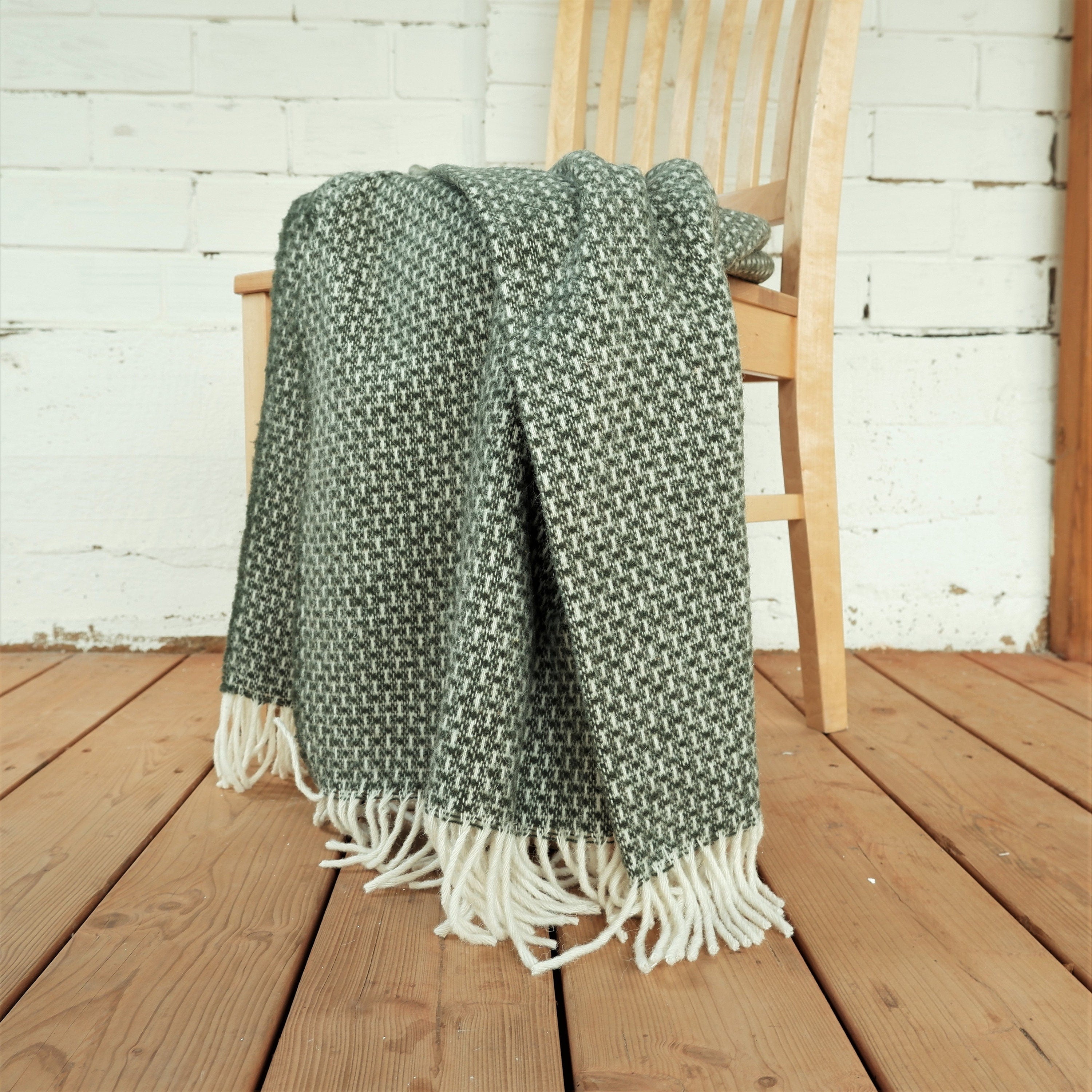 100% Wool Blanket: green Plaid Throw 55x79