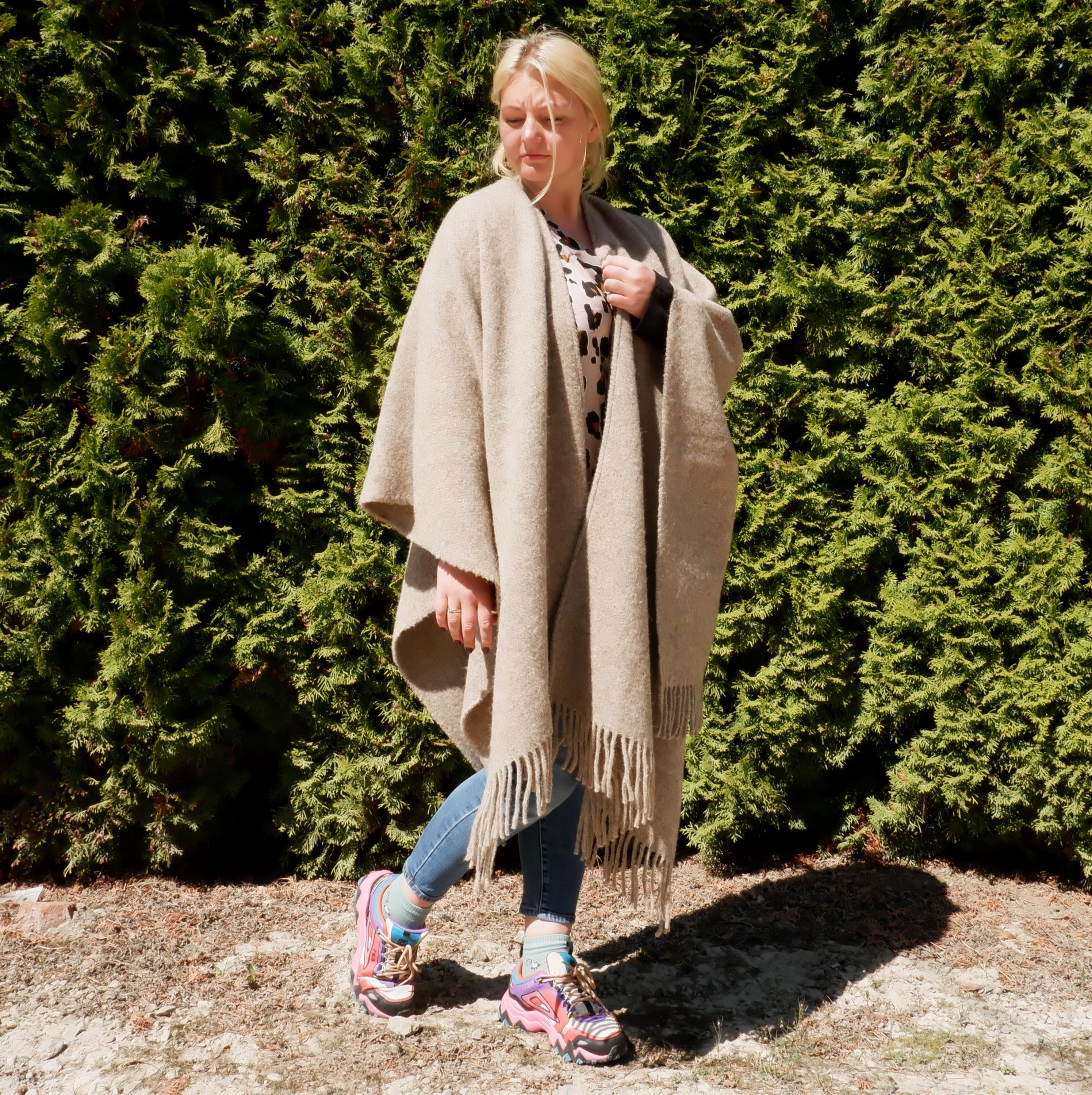 Beige wool PONCHO UMEA wool WRAP stole, Comfortable wool cape poncho for outdoor, One size Open front cape with fringes In2nord Europe