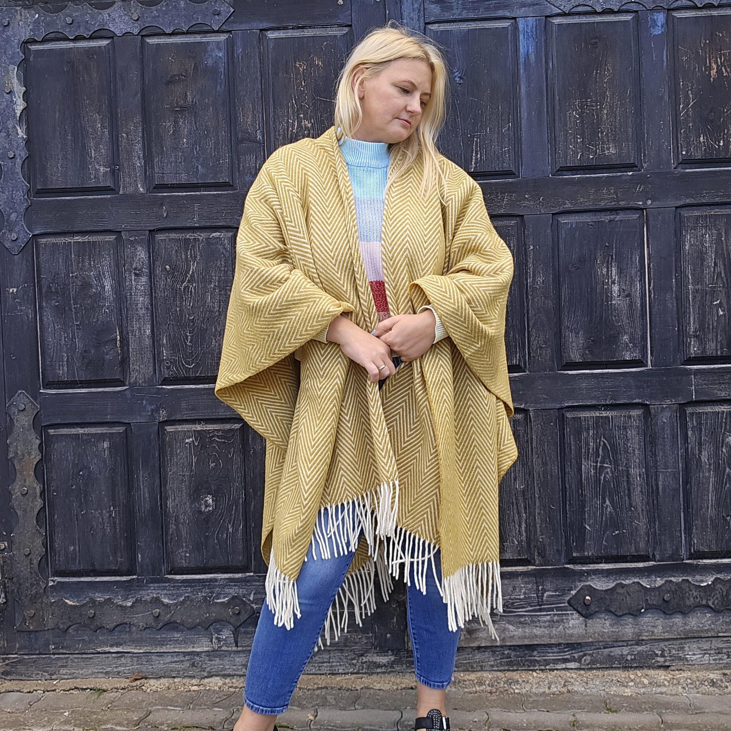 Merino Wool Poncho Umea – Classic Wool Wrap with Fringed Open Front for Outdoor Comfort