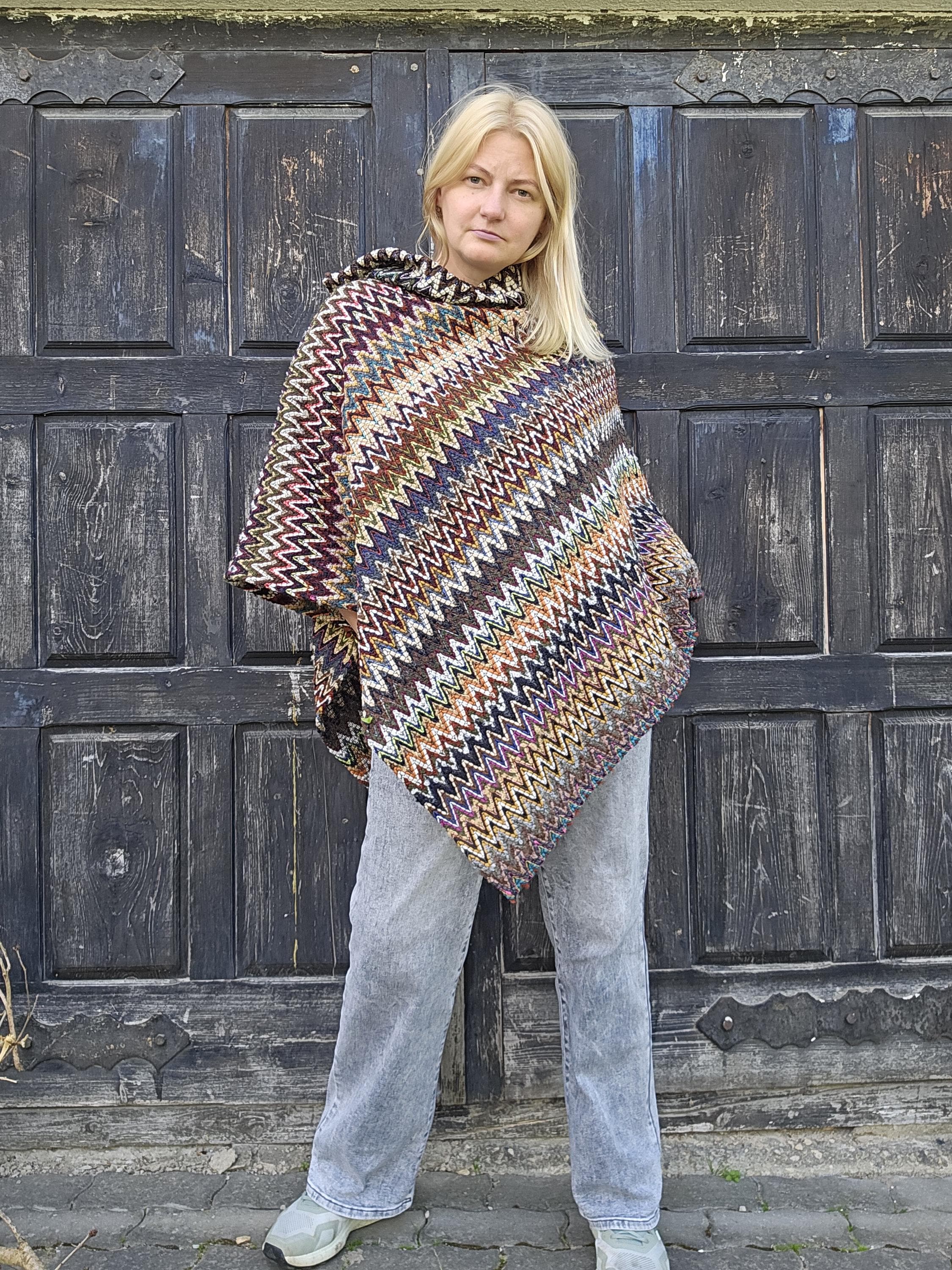 Wool Blanket Poncho Kiruna – Hooded Wool Cape Brown Zigzag Ruana for Outdoor Comfort