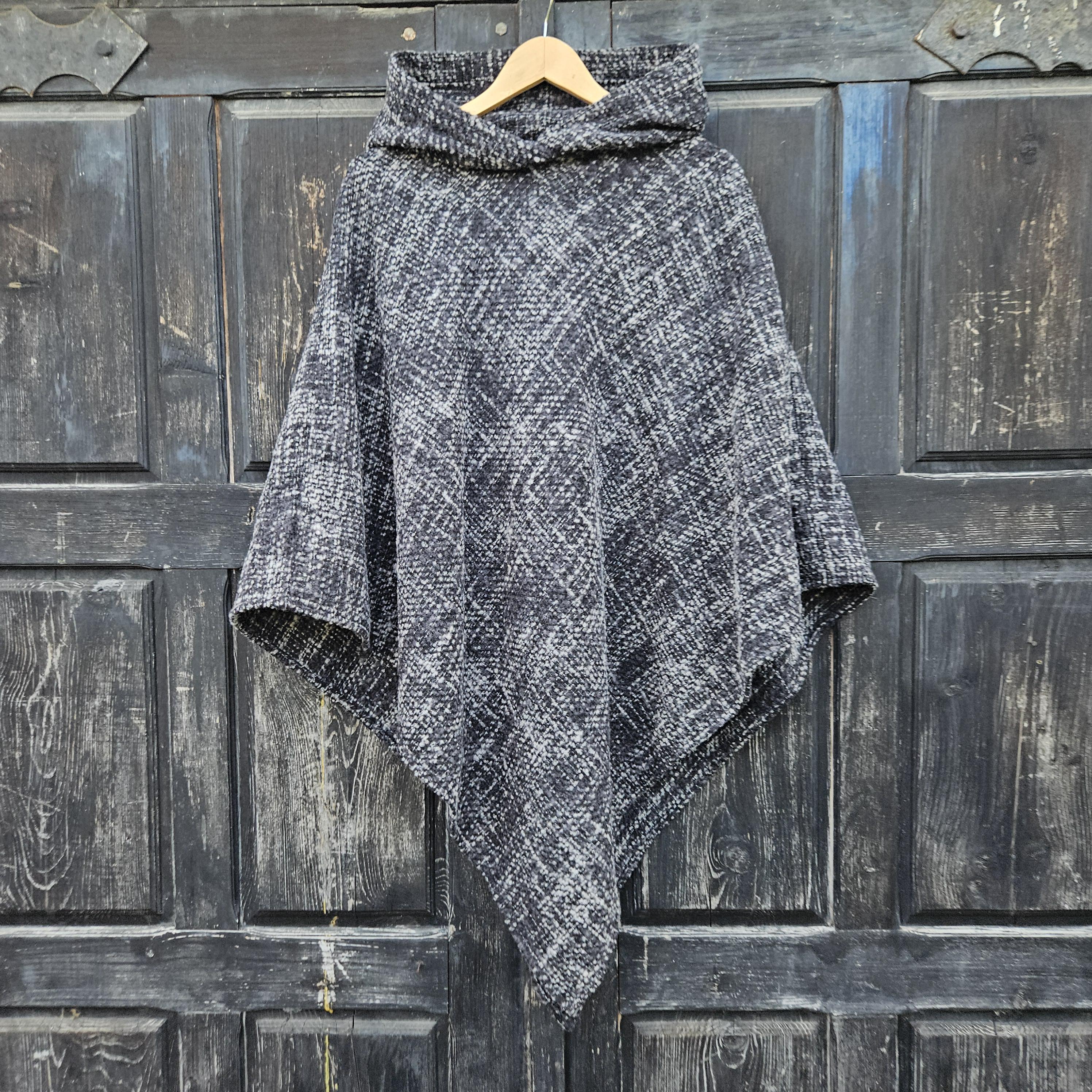 Wool Blanket Poncho Kiruna - Hooded Grey Wool Cape | Comfortable Unisex Outdoor Ruana