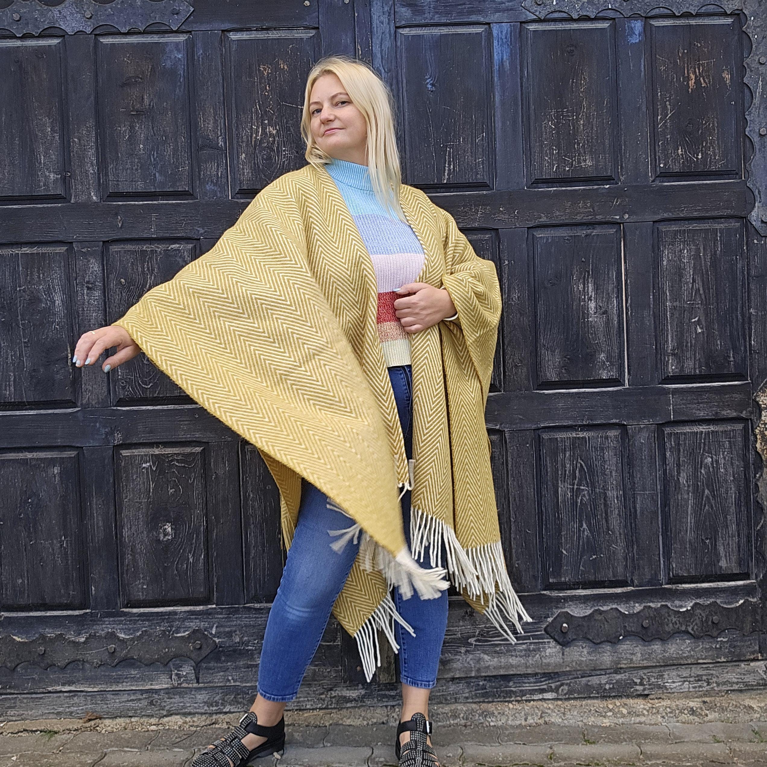 Merino Wool Poncho Umea – Classic Wool Wrap with Fringed Open Front for Outdoor Comfort