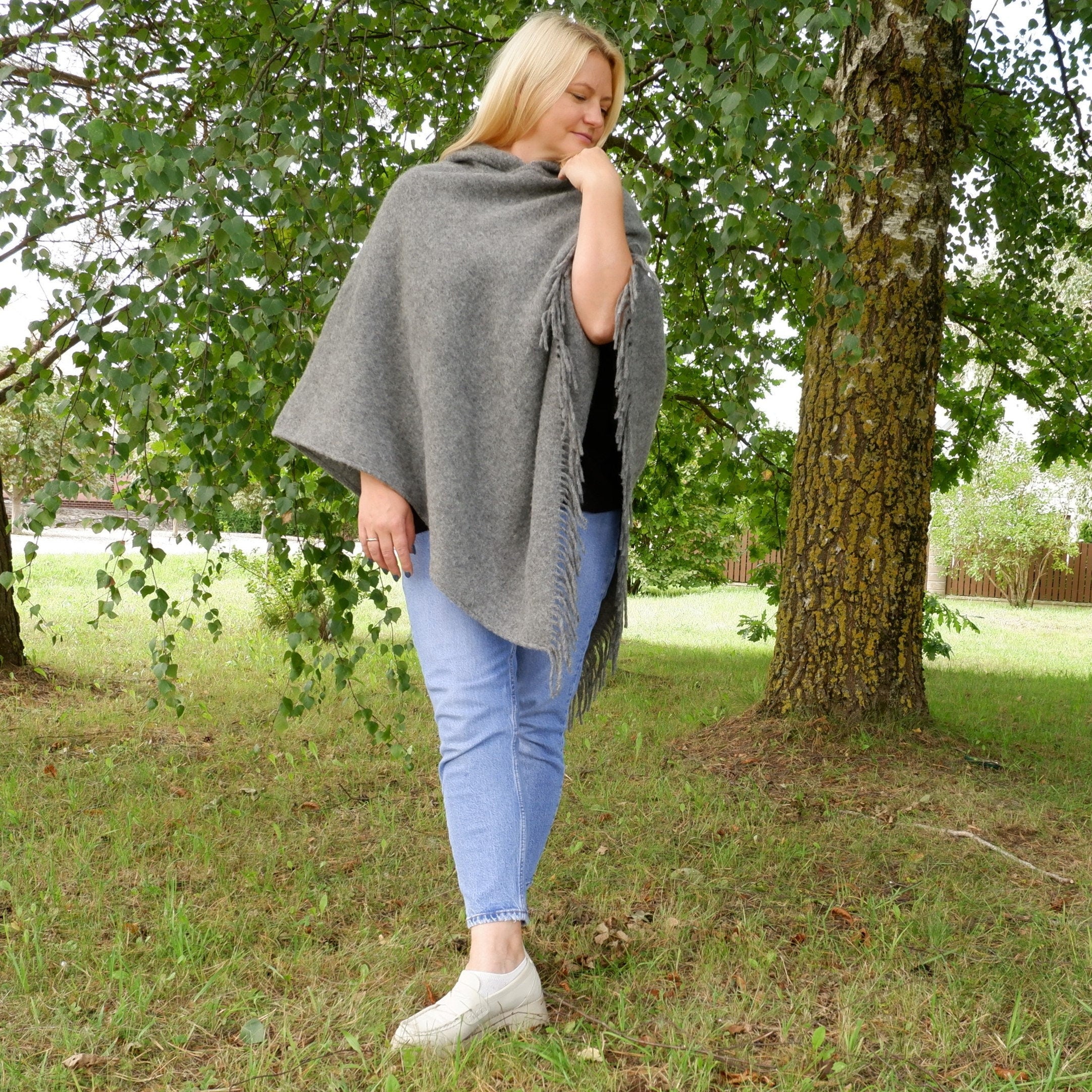 Wool Blanket Poncho Kiruna – Hooded Wool Cape with Fringes, Soft Warm Grey Ruana