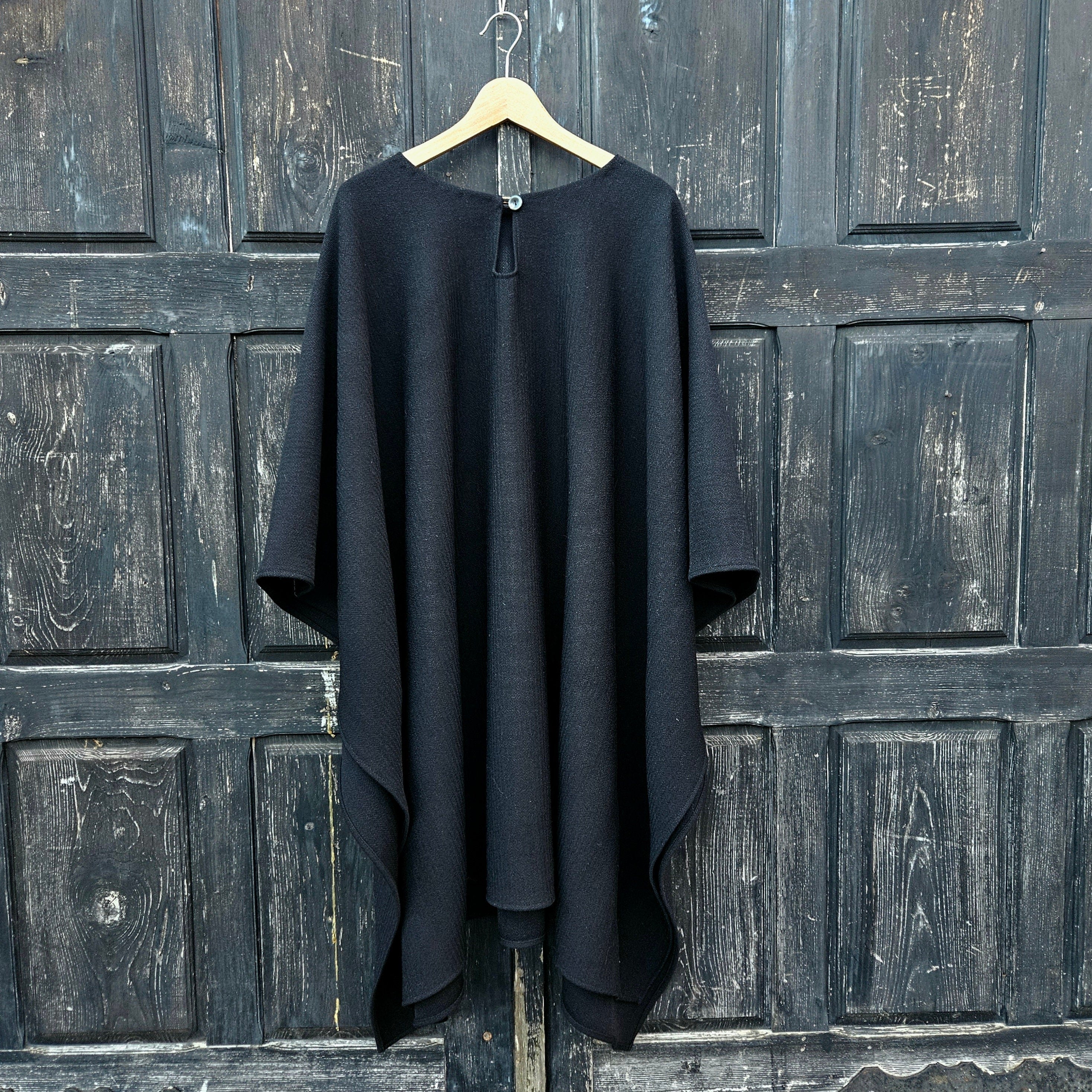 Wool poncho OLAND black Unisex ruana cape, black wool blanket poncho with or without  hood - Comfortable cape cloak shawl outdoor - In2Nord