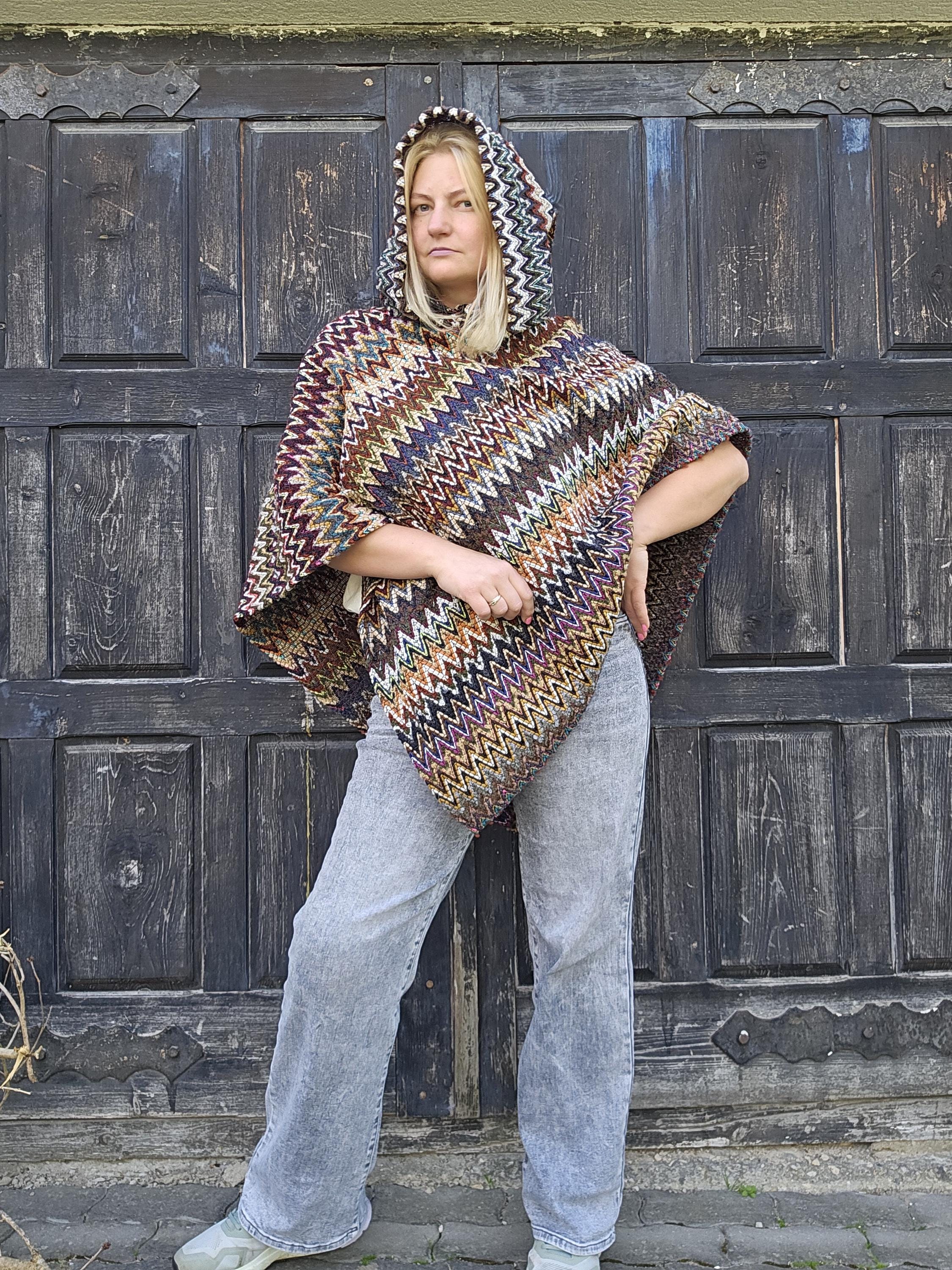 wool blanket poncho with hood - Kiruna - Gray hooded cape ruana - Comfortable wool cape for outdoor - In2Nord