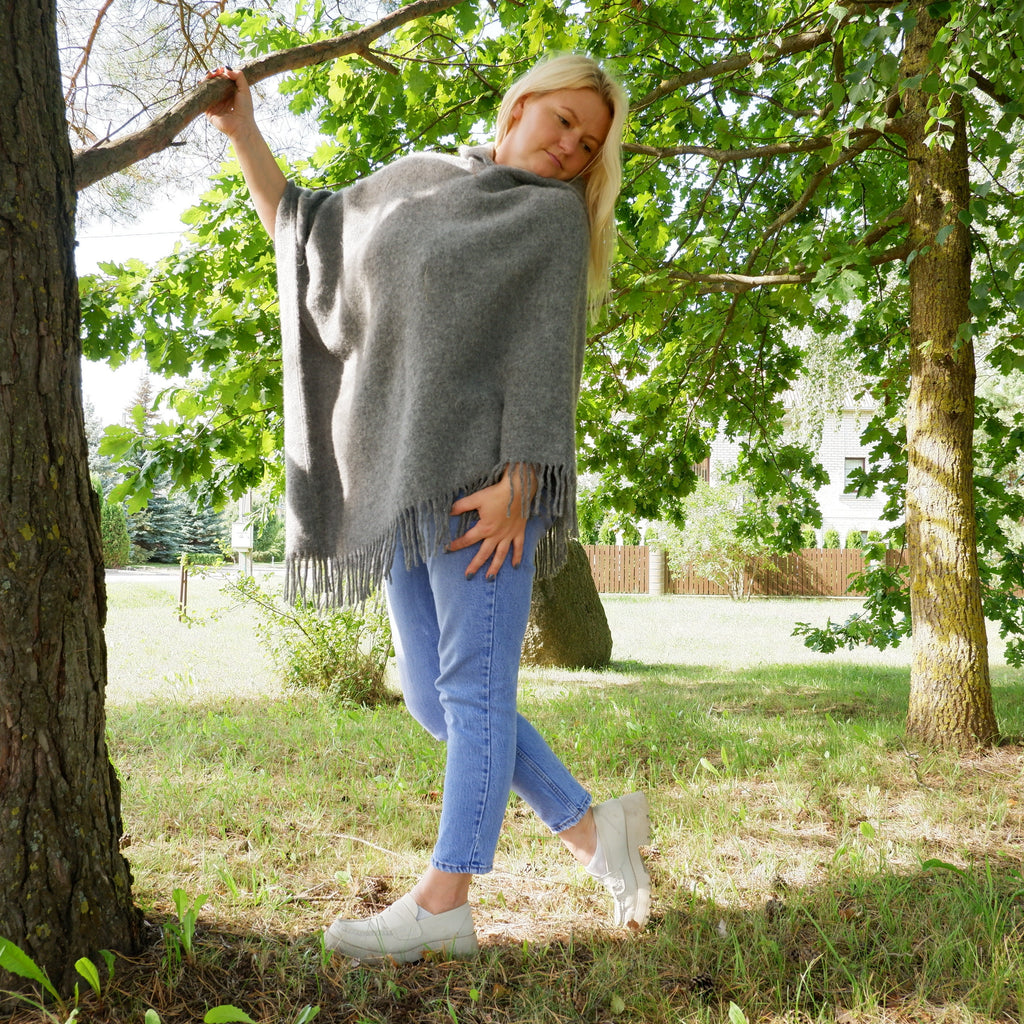 Wool Blanket Poncho Kiruna – Hooded Wool Cape with Fringes, Soft Warm Grey Ruana